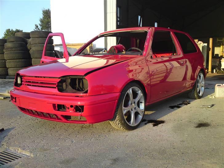 VW Golf III - Alle lakerede dele monteret løsligt, projektet skrider frem. billede 10