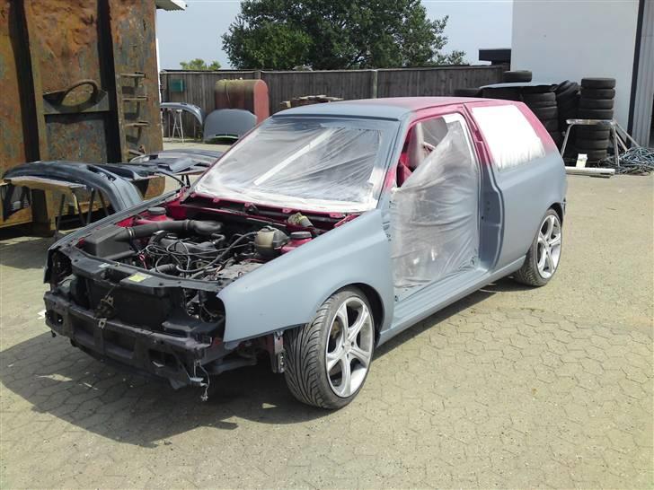 VW Golf III - Så blev den grundet, her ses det tydeligt at den er cleanet for blink, antenne, lister osv. billede 11