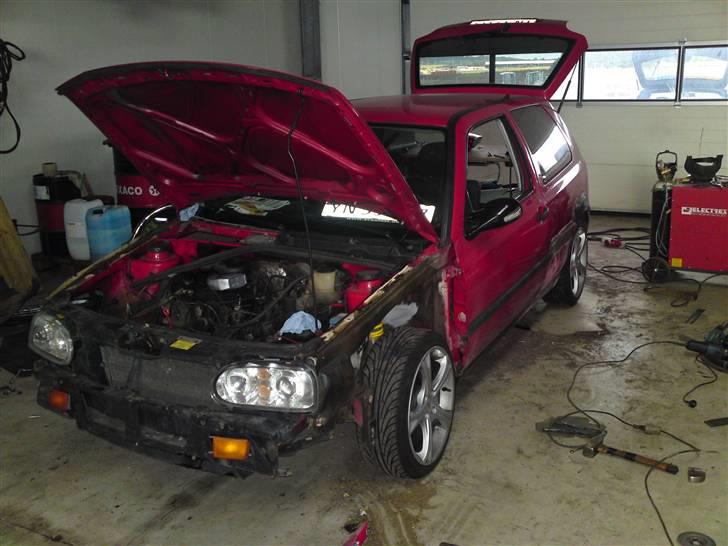 VW Golf III - Lige inden afgang fra værkstedet og til maleren. billede 13