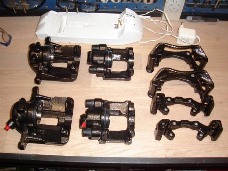 BMW 325I - nye kalibre og sandblæste åg, malet med alm. hammerite....holder ikke, skal ha købt rigtig kalibremaling....nogen der ved hvor? billede 11