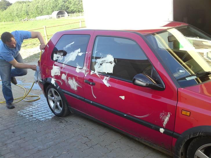 VW Golf III - Min niece havde hørt at "onkel Anders" bil skulle males, så hun kom maleren i forkøbet ;-) billede 16