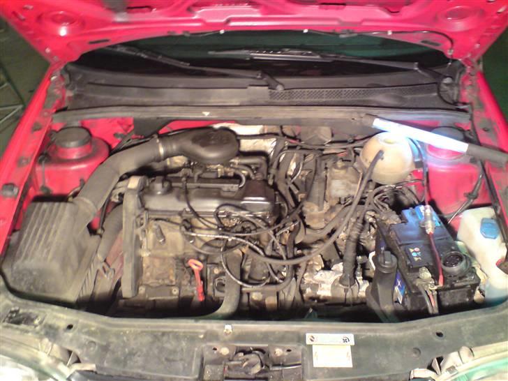 VW Golf III - Standard motorrum - desværre. Leger med tanken om en "sjovere" 8v! billede 17