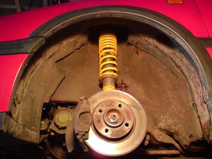 VW Golf III - Så blev den første støddæmper monteret! :-D billede 18