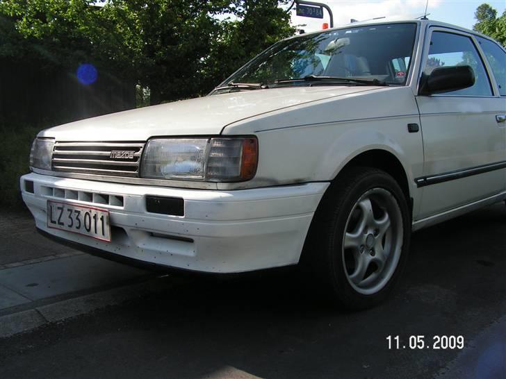 Mazda 323 LX SOLGT - nylakeret front kofanger og nyt fælg billede 2