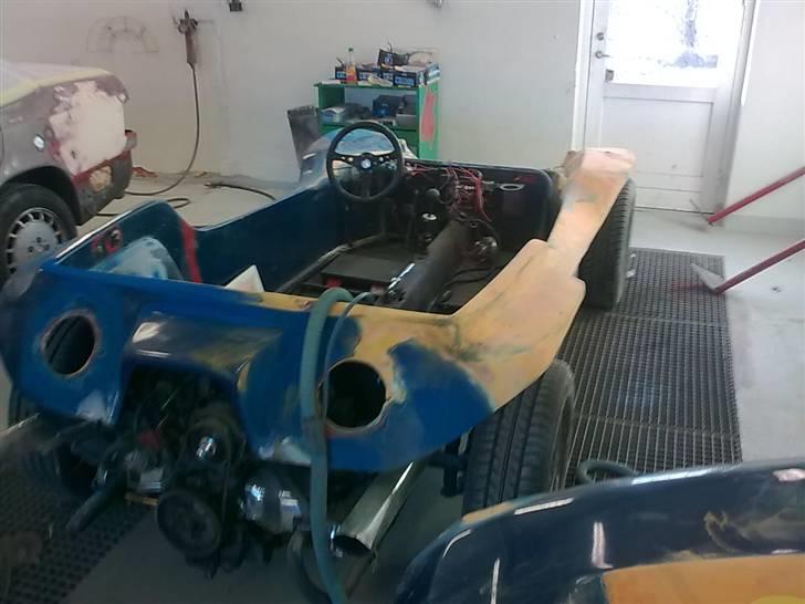 VW Beach Buggy - så er vi kommet til maleren og igang med at slibe ALT malingen af billede 7