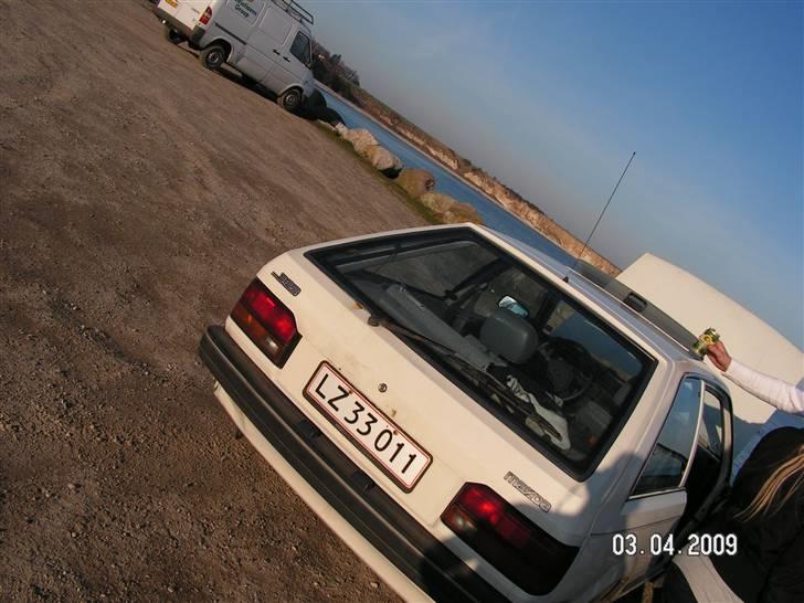 Mazda 323 LX SOLGT - god røv  billede 5