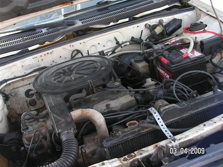 Mazda 323 LX SOLGT - motoren  1,3  billede 11