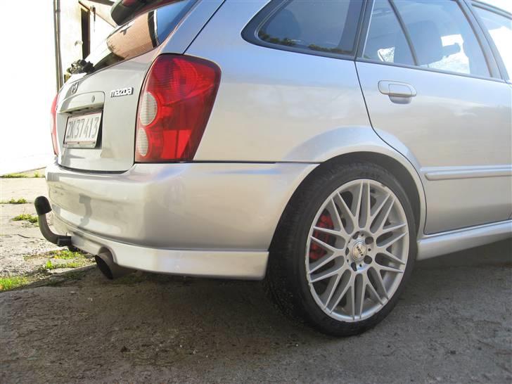 Mazda 323F sportive - købte fælgene sidste sommer. men de havde for mange skrammer. så har lige fået dem pulver lakeret i gun metal billede 5