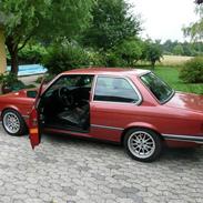 BMW E21 323i