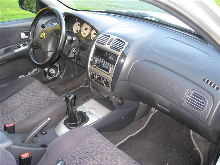 Mazda 323F sportive - momo pedaler og lidt alu lister.. ellers standard.. billede 10