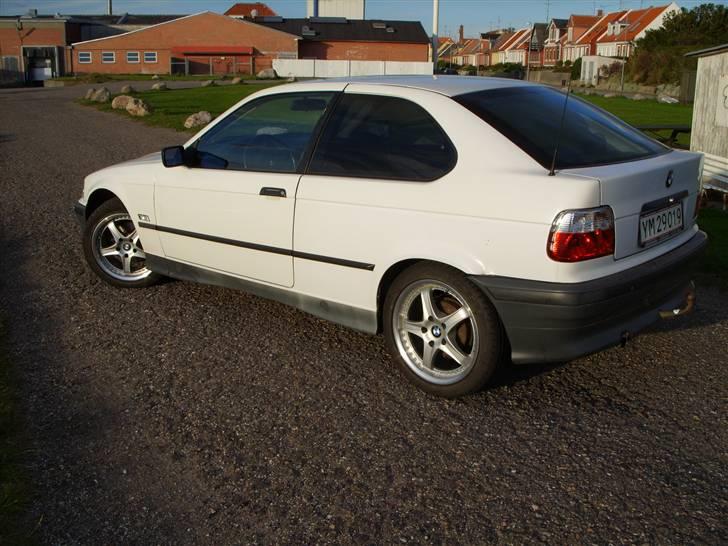 BMW 316i Compact *SOLGT* billede 17