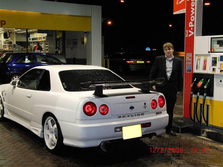 Nissan Skyline R34 GT-T *RIP* - Lige hentet den. Første gang der skal tankes. Vi kørte faktisk 9,5km/l på den sidste tank!.. (Der var vi også godt trætte :-) billede 7