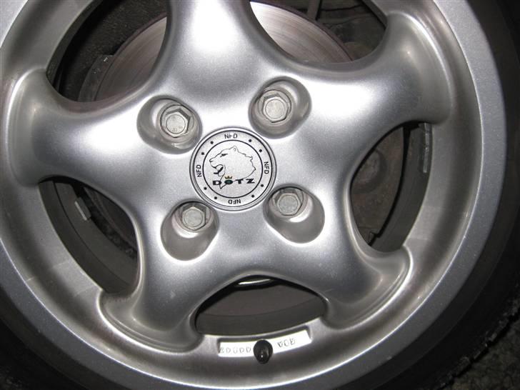 VW Polo 6N - Dotz Fælge Fik dem med dæk for ingen penge, da jeg så fjerned det påsatte vw klistermærke se lige hvad der dukkede op under ;) billede 13