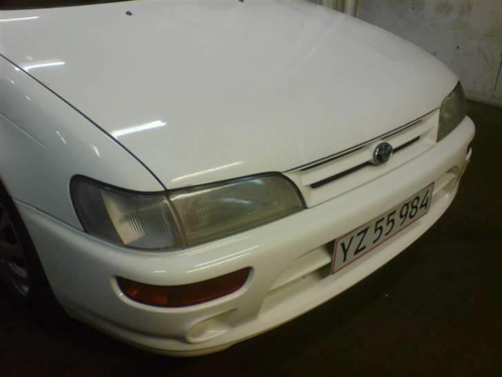 Toyota corolla 1,3 Solgt - så fik den malet kofangerne og blev sænket billede 3