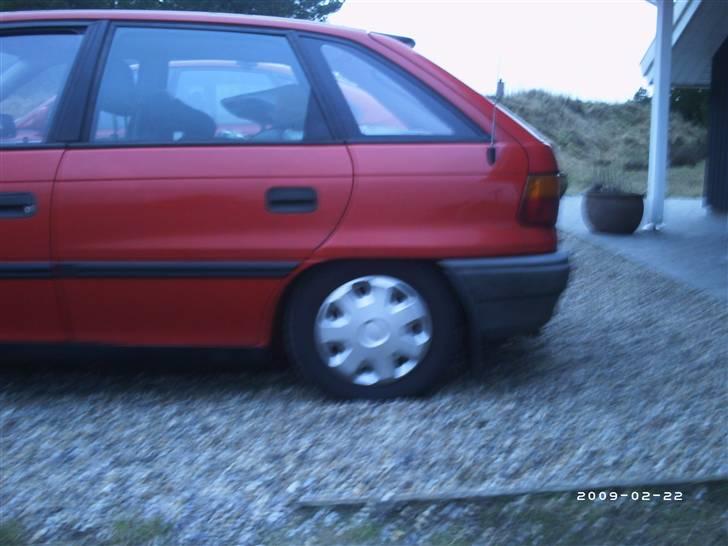 Opel Astra 1,6i  solgt - Så blev den lige sænket for en stund, var lige en tur over grænsen(ca. 20 kasser + div.)  billede 2