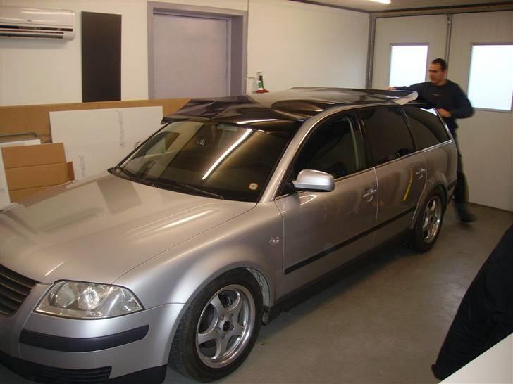 VW PASSAT 3BG TDI "solgt" - Ved at få folie på..tak til vestjysk solfilm ;-) billede 15