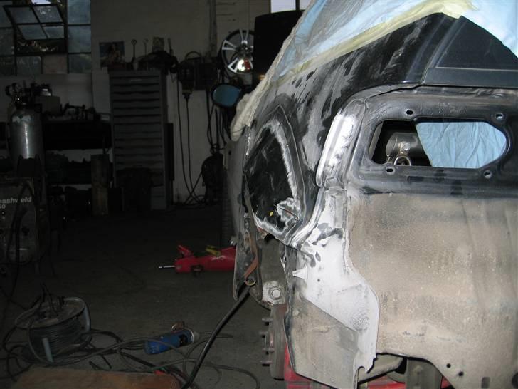 Honda Crx Vtec - Så blev de gamle forskærme svejst på til bagskærm. det gav alligevel næsten 2cm i hver side billede 5