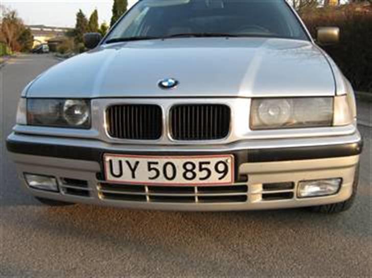 BMW 316 e36 =bytte til ford = - ny gril og front og ny malet efter en taxi kørt ind i os  billede 13