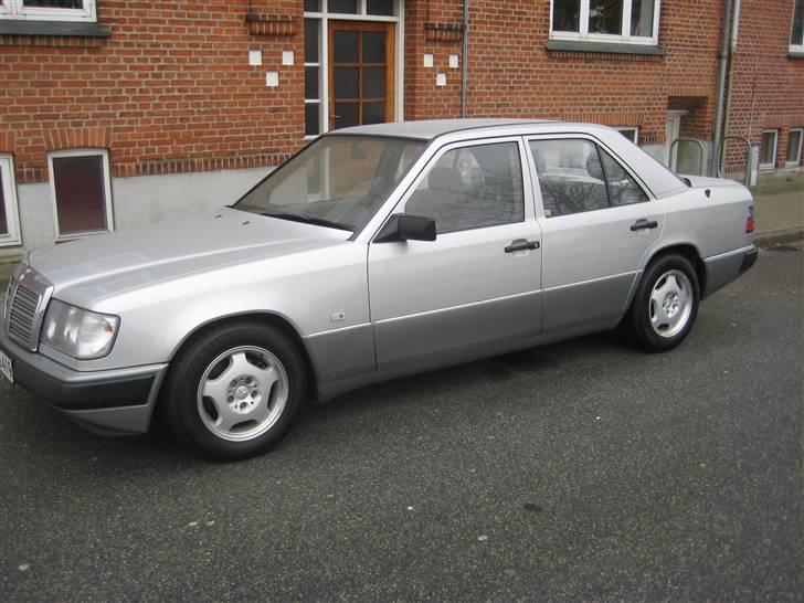 Mercedes Benz 230E (solgt) billede 1