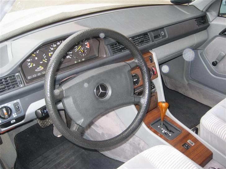 Mercedes Benz 230E (solgt) billede 2