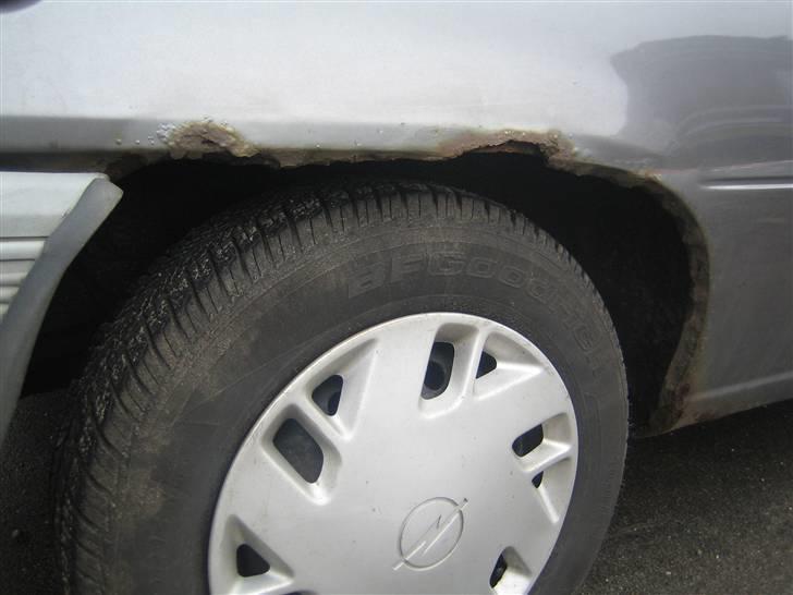 Opel Kadett E 1.3 S Skrottet - rust i bagskærn billede 8