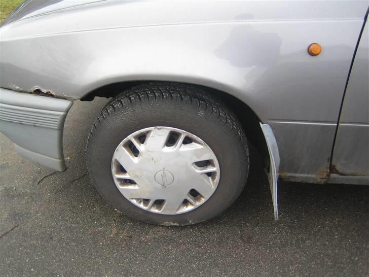 Opel Kadett E 1.3 S Skrottet - forskærmen med rust billede 10