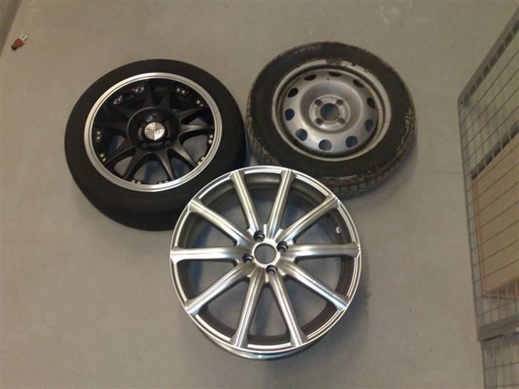 Fiat Grande Punto "Død i skybrud" :( - Mine nye 19" som snart kommer på.. De sorte fælge er 15", så man kan se forskellen :) billede 8