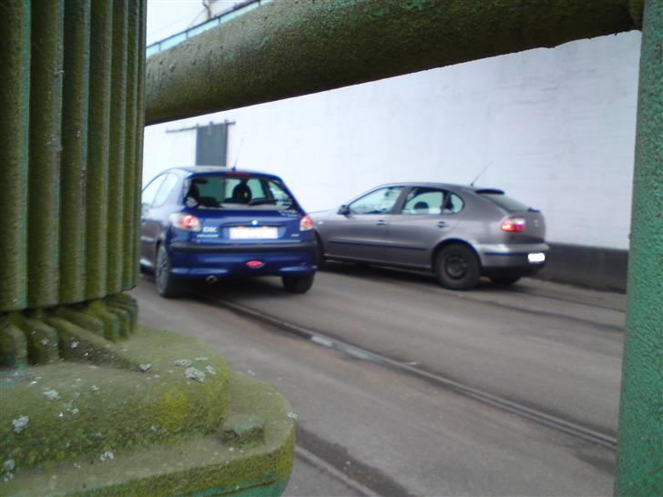 Peugeot 206 S16 SOLGT - Taget D. 28/2-09 - Min brors Seat Leon billede 15