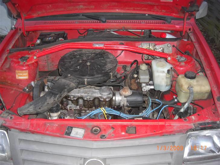 Opel Corsa A - motorrum efter den er blevet sænket og monteret tårnstiver billede 2