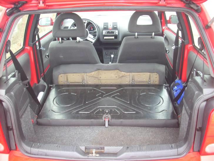 VW LUPO 3L TDI - 830 liter rigtig god plads, der kan sagens være 30 kasser  øl/cola fra tyskland i den, men så er den også sænket :o)  billede 12