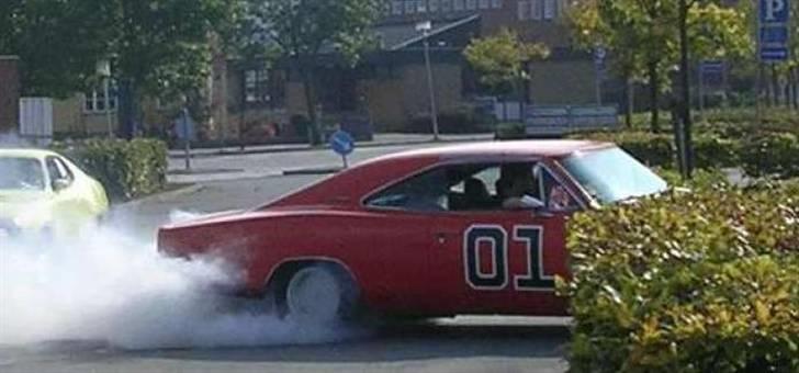 Dodge Charger 383 4 bbl - det er åbenbart svært t sætte i gang uden det ryger. billede 9