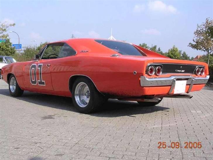 Dodge Charger 383 4 bbl - En 68 røv har 4 runde baglgter og lidt flerer chrom lister. billede 10