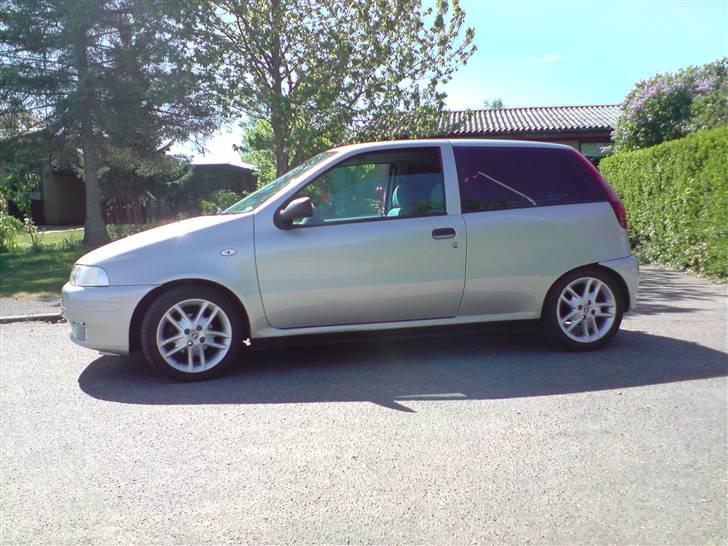 Fiat Punto 1,2 8v - Ruderne er ikke så vellykkede, skal ha fjernet filmen og køb 2 nye bag sideruder billede 4