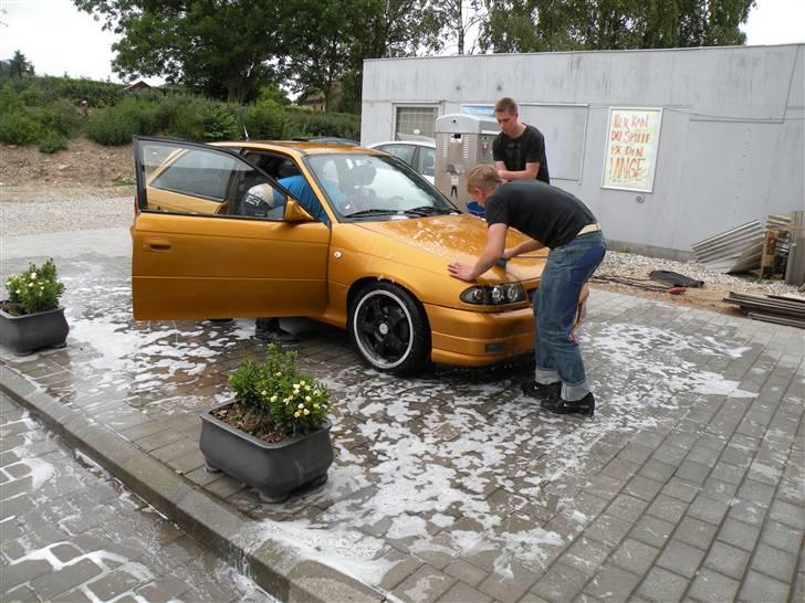 Opel Astra F Guldklumpen - Nito, jann og Jannick vasker og støvsuger min bil :D billede 3