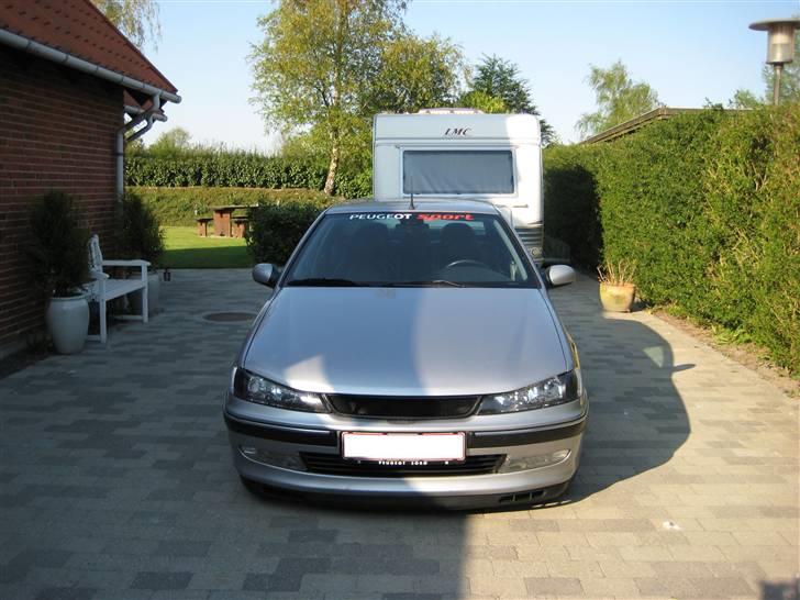 Peugeot 406 TS6 SOLGT - Min pug nu med emblemfri front og Laguna underlæbe :D  5-6 cm frihøjde foran nu hehe billede 1