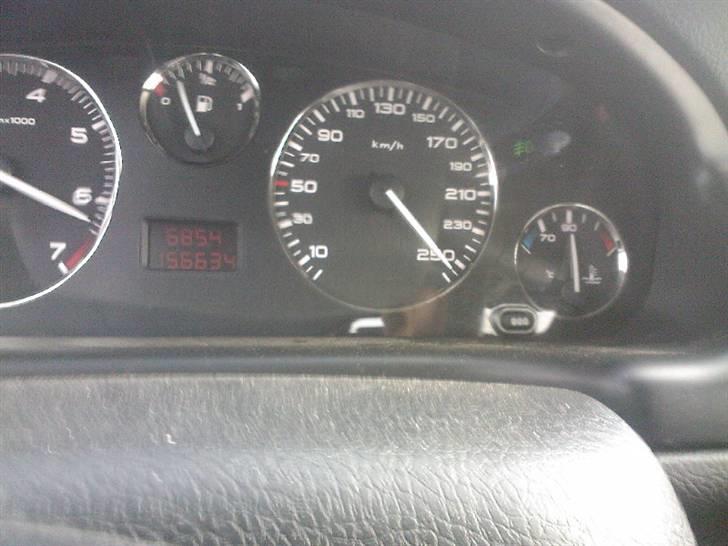 Peugeot 406 TS6 SOLGT - På vej mod de 262 kmt som speedometeret viser som topfart! GPS i radioen viser 255 "GPS kmt" det okay hurtigt for en gammel franskmand ;-) billede 12