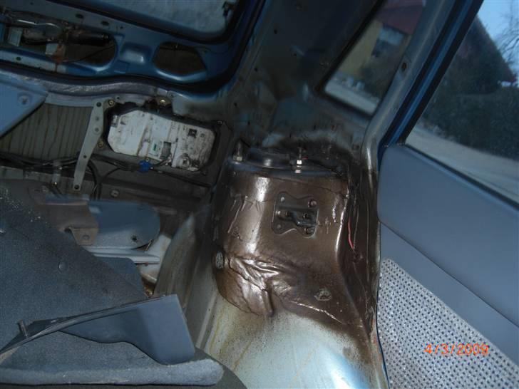 Mazda 323 LX 1,5 solgt - nyt thornhus, er i begge sider billede 11