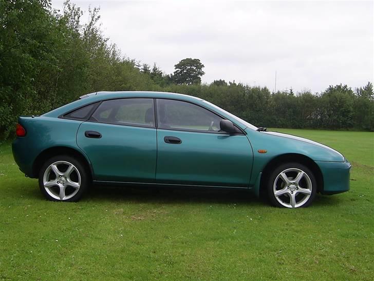 Mazda 323F **SOLGT** billede 1