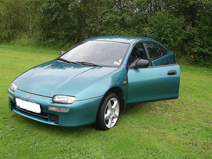 Mazda 323F **SOLGT** billede 2