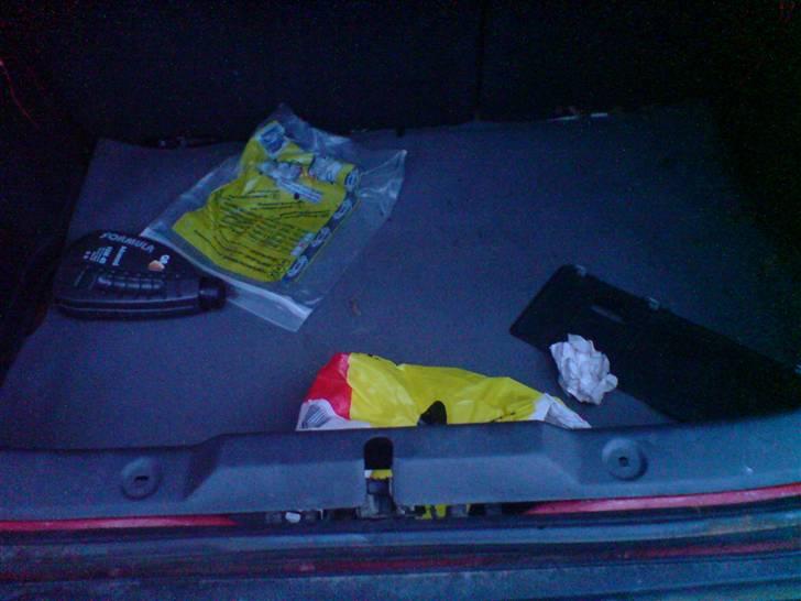 Mazda 323 F 1,8 GT *Solgt* - Der er da plads nok bagi den lille bil :D billede 5