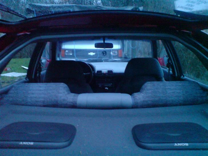 Mazda 323 F 1,8 GT *Solgt* - Kan se baghøjtalerene der fulgte med.. Spiller ganske fint da.. :D billede 10