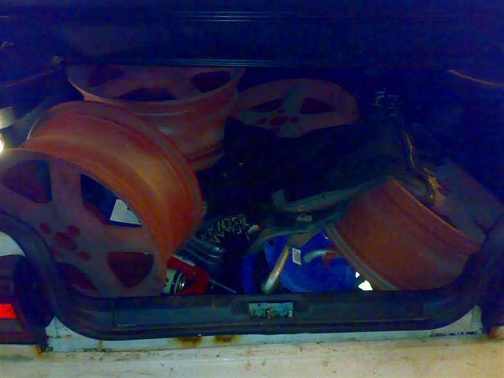 Toyota Carina solgt - ALI fælgene der trænger til lidt kalk, og diverse skrammel. billede 12