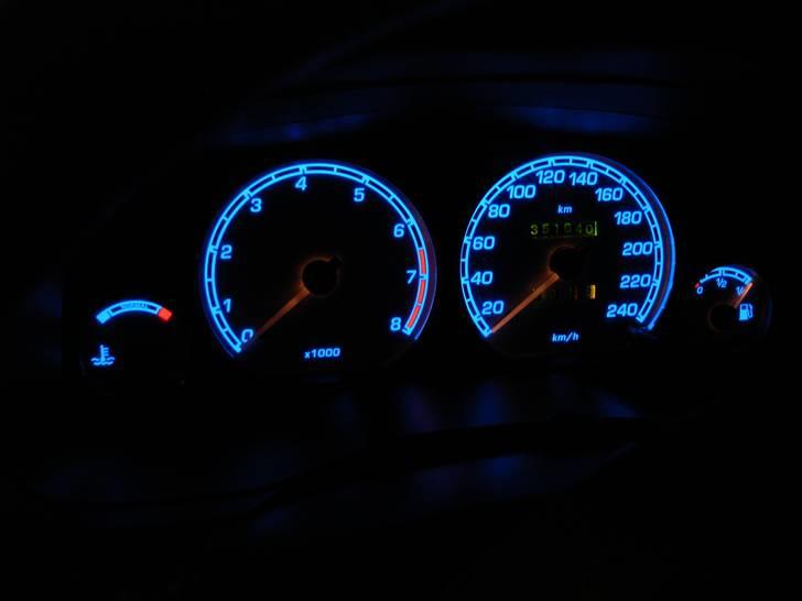 Ford Mondeo 1.8i flair (SKROTTET) - Så kom der sgu plasmaskiver i bilen... Damn det ser godt ud når det er mørkt. billede 8