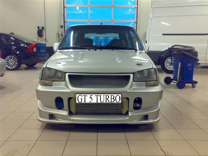 Renault 5 GT Turbo SOLGT - Det gule på intercooleren er plastik som er tapet fast for at den ikke får for kold luft her om vinteren så fryser det for meget i karburatoren og danner karburatoris billede 12