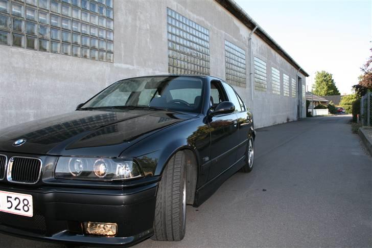 BMW 320i billede 1