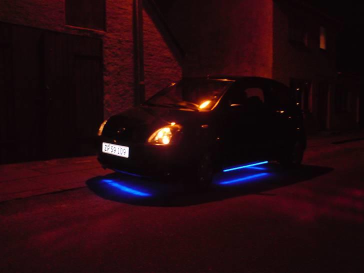 Toyota Yaris solgt - Så kom der dioderør unden den 4 stk billede 2