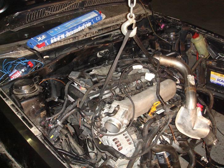 VW Golf 20v turbo [Solgt] - Motor endelig monteret , efter lidt tilpasning af moterophæng billede 9