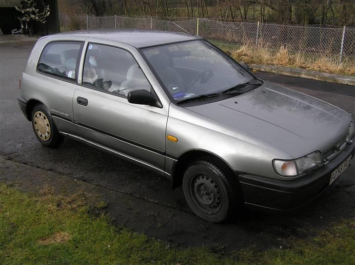 Nissan sunny billede 2
