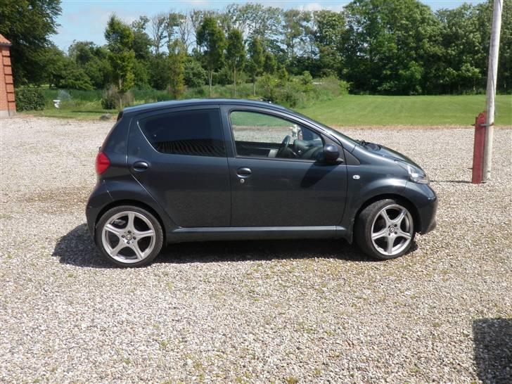 Toyota AYGO solgt - med 17" billede 17