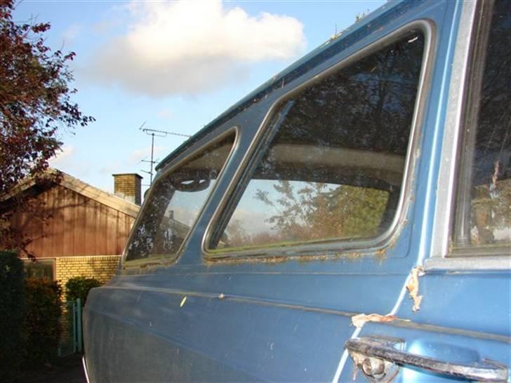 Ford 17m 2000S P7b Kastwagen - De "sjove" danskersideruder. For dengang måtte en varevogn IKKE have de samme ruder som en personvogn. Derfor satte man disse rædsler i, hvis kunden ønskede sideruder. Jeg overvejer at lukke hele siden til med plade. billede 9